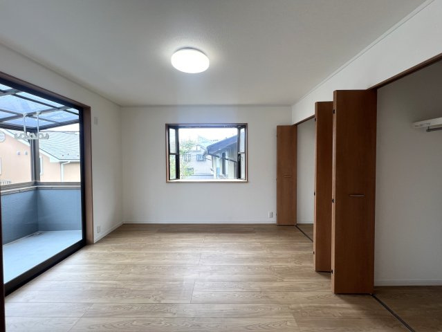 希少な５ＬＤＫのゆとりある間取り◎住めちゃうくらい広い屋根裏収納もついてます♪学校や公園も近く、子育て環境としてもＧＯＯＤ☆な『都筑区牛久保東２丁目』リフォーム戸建の洋室|明るい洋室です