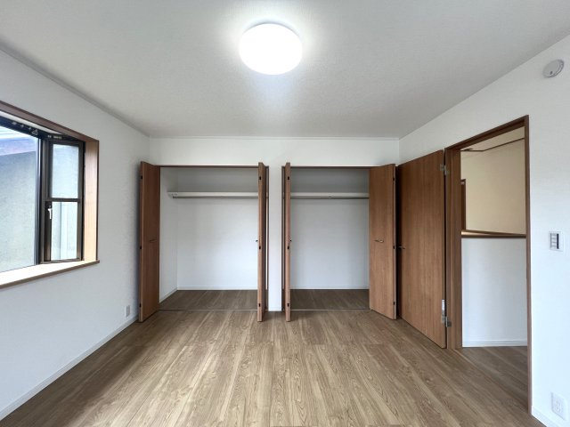 希少な５ＬＤＫのゆとりある間取り◎住めちゃうくらい広い屋根裏収納もついてます♪学校や公園も近く、子育て環境としてもＧＯＯＤ☆な『都筑区牛久保東２丁目』リフォーム戸建の洋室|広々とした洋室です