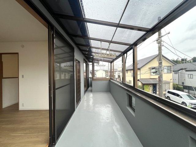 希少な５ＬＤＫのゆとりある間取り◎住めちゃうくらい広い屋根裏収納もついてます♪学校や公園も近く、子育て環境としてもＧＯＯＤ☆な『都筑区牛久保東２丁目』リフォーム戸建のバルコニー|広々としたバルコニーです