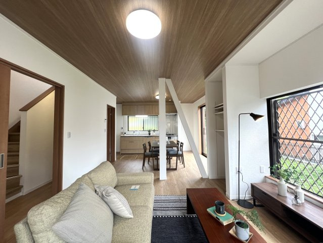 希少な５ＬＤＫのゆとりある間取り◎住めちゃうくらい広い屋根裏収納もついてます♪学校や公園も近く、子育て環境としてもＧＯＯＤ☆な『都筑区牛久保東２丁目』リフォーム戸建の居間・リビング|リビングです
