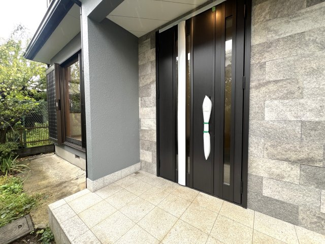 希少な５ＬＤＫのゆとりある間取り◎住めちゃうくらい広い屋根裏収納もついてます♪学校や公園も近く、子育て環境としてもＧＯＯＤ☆な『都筑区牛久保東２丁目』リフォーム戸建の玄関|ゆったりとした玄関です