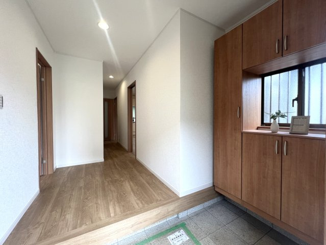 希少な５ＬＤＫのゆとりある間取り◎住めちゃうくらい広い屋根裏収納もついてます♪学校や公園も近く、子育て環境としてもＧＯＯＤ☆な『都筑区牛久保東２丁目』リフォーム戸建の玄関|玄関です
