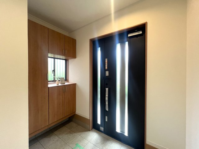 希少な５ＬＤＫのゆとりある間取り◎住めちゃうくらい広い屋根裏収納もついてます♪学校や公園も近く、子育て環境としてもＧＯＯＤ☆な『都筑区牛久保東２丁目』リフォーム戸建の玄関|落ち着いた玄関です