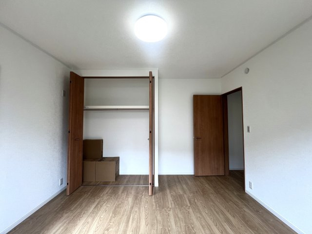 希少な５ＬＤＫのゆとりある間取り◎住めちゃうくらい広い屋根裏収納もついてます♪学校や公園も近く、子育て環境としてもＧＯＯＤ☆な『都筑区牛久保東２丁目』リフォーム戸建の洋室|ゆったりした洋室です