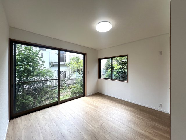 希少な５ＬＤＫのゆとりある間取り◎住めちゃうくらい広い屋根裏収納もついてます♪学校や公園も近く、子育て環境としてもＧＯＯＤ☆な『都筑区牛久保東２丁目』リフォーム戸建の洋室|洋室です