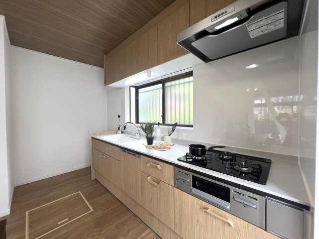 希少な５ＬＤＫのゆとりある間取り◎住めちゃうくらい広い屋根裏収納もついてます♪学校や公園も近く、子育て環境としてもＧＯＯＤ☆な『都筑区牛久保東２丁目』リフォーム戸建のキッチン|きれいなキッチンです