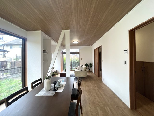 希少な５ＬＤＫのゆとりある間取り◎住めちゃうくらい広い屋根裏収納もついてます♪学校や公園も近く、子育て環境としてもＧＯＯＤ☆な『都筑区牛久保東２丁目』リフォーム戸建の居間・リビング|こちらのリビングで趣味の時間をお楽しみください