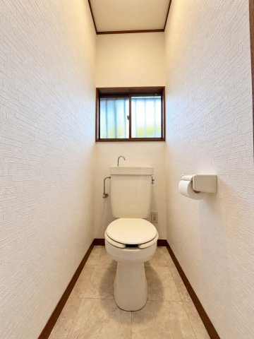 市原市南岩崎　中古戸建のトイレ|※画像の一部はAIを用いて加工・編集しています。実際の状況と異なる場合がありますので、ご了承下さい。