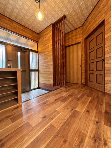 市原市南岩崎　中古戸建の玄関|※画像の一部はAIを用いて加工・編集しています。実際の状況と異なる場合がありますので、ご了承下さい。