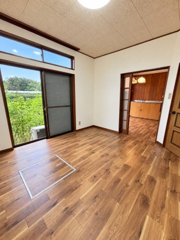 市原市南岩崎　中古戸建の居間・リビング|※画像の一部はAIを用いて加工・編集しています。実際の状況と異なる場合がありますので、ご了承下さい。