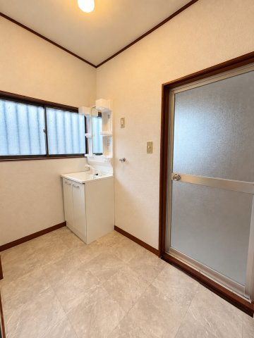市原市南岩崎　中古戸建の独立洗面台|※画像の一部はAIを用いて加工・編集しています。実際の状況と異なる場合がありますので、ご了承下さい。
