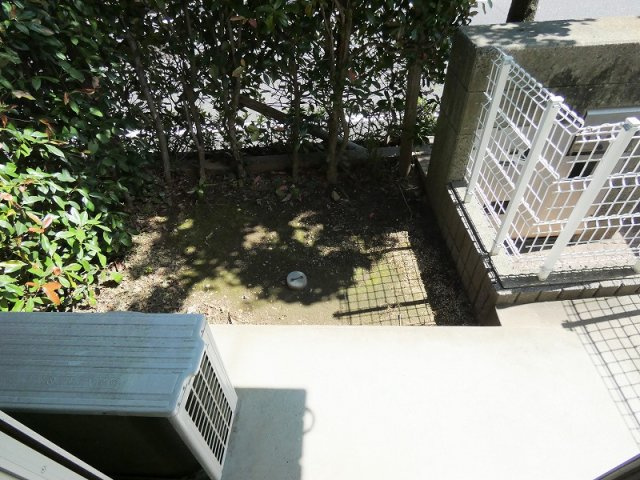 ブリージングタウン百草園の庭