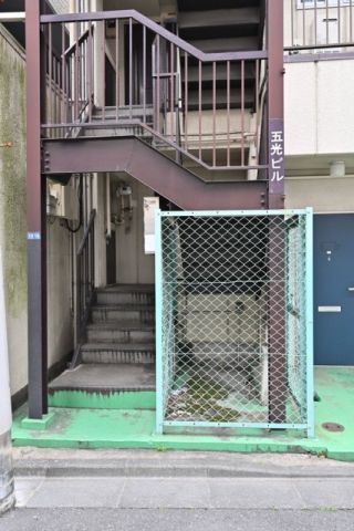 五光ビルのエントランス