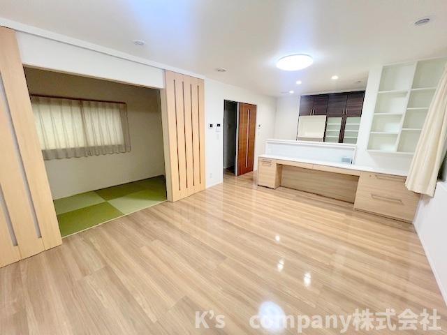 ◎高座高座郡寒川町大曲2丁目　中古戸建◎の居間・リビング|リビングゆとりの16帖◇隣接している和室の引き戸を開けてお使いいただくとよりリビングが広く感じられらます◇