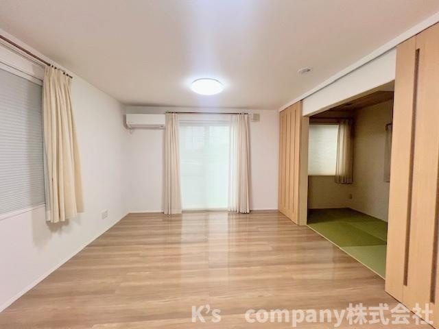 ◎高座高座郡寒川町大曲2丁目　中古戸建◎の居間・リビング|リビングに隣接している和室4帖が奥側に見えます◇