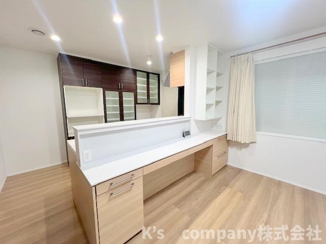◎高座高座郡寒川町大曲2丁目　中古戸建◎のキッチン|ダイニング側からはキッチンでの手元が隠せる高さのあるカウンター♪