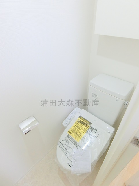 COCOCUBE武蔵新田のトイレ|棚収納と温水洗浄便座付きのトイレ