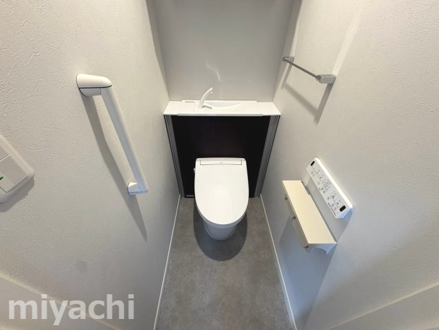 徳島市春日１丁目の一戸建てのトイレ