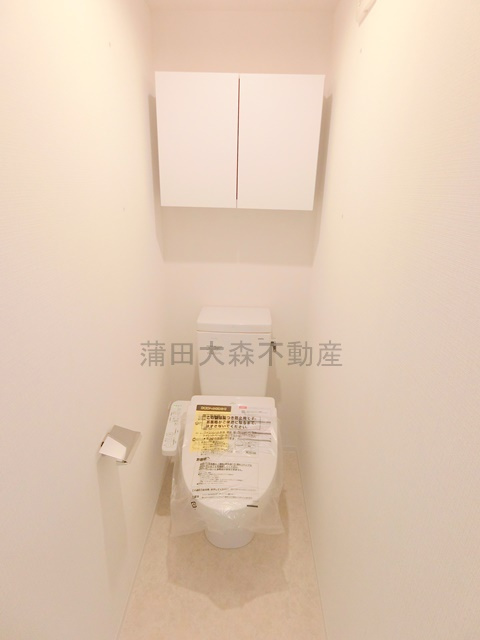 COCOCUBE武蔵新田のトイレ|棚収納と温水洗浄便座付きのトイレ