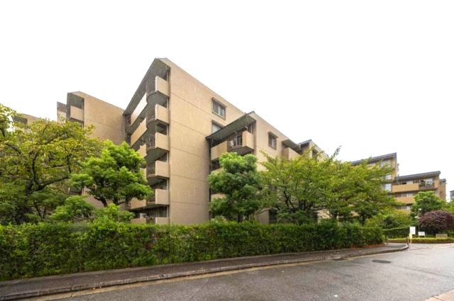 西宮セントポリア1号棟の外観|徒歩2分【一ヶ谷町】バス停。通勤にも外出にもアクセス良好。家族でおでかけすることも増えそうですね。
