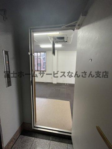 エンポリウムビルの玄関