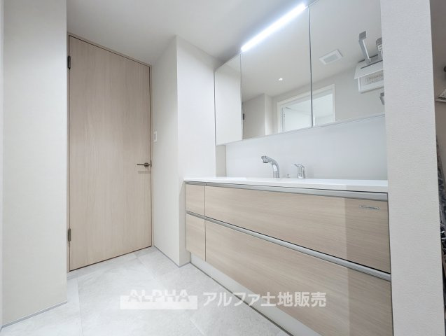 レクセルマンション東村山の独立洗面台|【Wide Vanity】
◆洗面化粧台◆幅1350mmのワイドな洗面化粧台。身支度のスペースを確保しやすく、毎朝の準備もスムーズです。