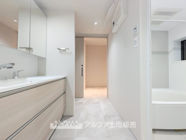 レクセルマンション東村山の独立洗面台|【Smart Vanity】
◆三面鏡付き◆鏡裏などの収納を活用して洗面用品を整理しやすく、洗面まわりをすっきり保てます。