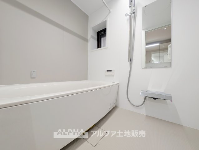 レクセルマンション東村山の浴室|【Relaxing Bath】
◆1418サイズ浴室◆弓形の浴槽を採用したバスルーム。浴室暖房乾燥機付きで、洗濯物の乾燥にも活用できます。