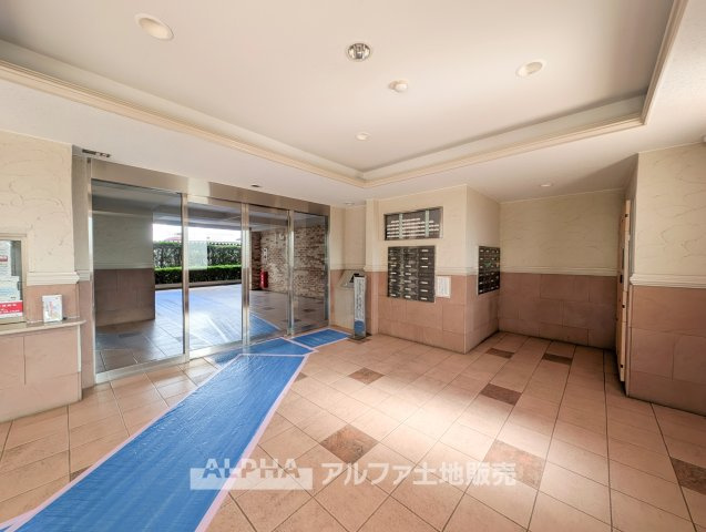 レクセルマンション東村山のエントランス|【Secure Residence】
◆共用設備◆オートロックと宅配ボックスを備えたマンション。留守がちなご家庭にも便利な設備が整っています。