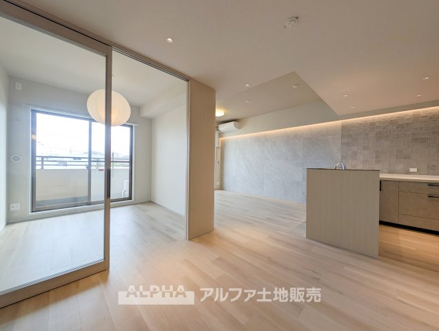 レクセルマンション東村山の居間・リビング|【Natural Living】
◆暮らしやすいLDK◆約15.1帖の空間にL型キッチンを配置し、生活動線にも配慮された設計です。