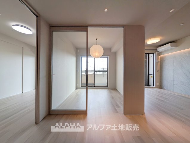レクセルマンション東村山マンションの居間・リビング|【Relaxing Space】
◆くつろぎの空間◆リビングと各居室をバランスよく配置。家族それぞれの時間も大切にできる住まいです。
