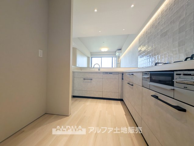 レクセルマンション東村山のキッチン|【Functional Kitchen】
◆L型キッチン◆作業スペースを確保しやすいL型を採用。調理から片付けまでスムーズに行いやすい設計です。
