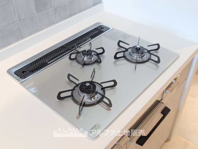 レクセルマンション東村山マンションのキッチン|【Three-burner Stove】
◆3口コンロ◆複数の料理を同時に進めやすい3口タイプ。毎日の調理時間を効率よく使える設備です。