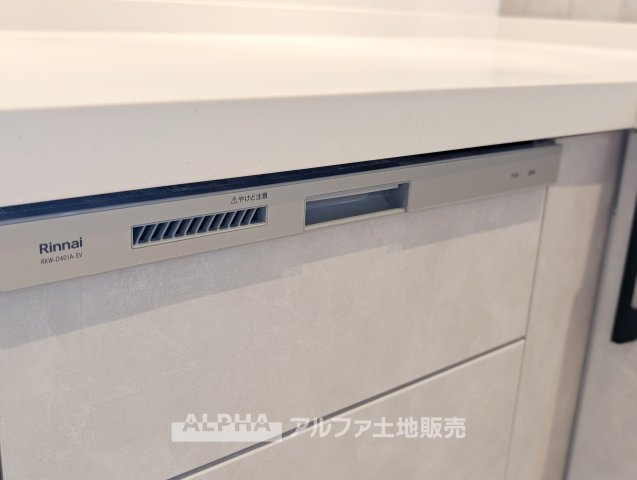 レクセルマンション東村山マンションのキッチン|【Dishwasher】
◆深型食洗機◆食後の洗い物の負担を軽減。深型タイプで食器をまとめて洗いやすく、家事時間の短縮にもつながります。