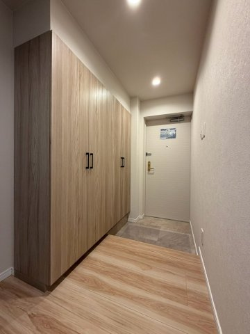 平岡フォレストタウン・ファミールハイツ2番館の玄関