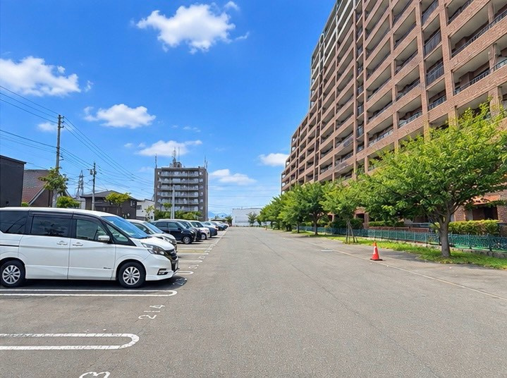 平岡フォレストタウン・ファミールハイツ2番館の駐車場