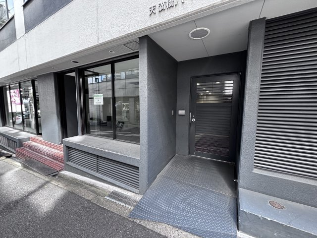 大阪市中央区谷町１丁目の店舗事務所のエントランス