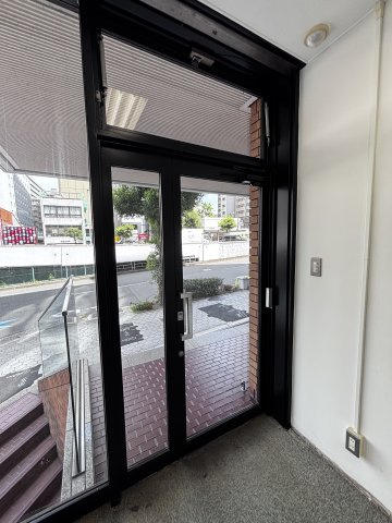 大阪市中央区谷町１丁目の店舗事務所の玄関