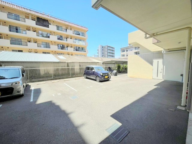 東明マンション壱番館の駐車場