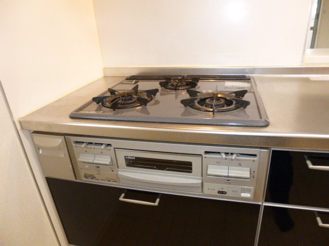 グランマスト茶屋町Aのキッチン|3口ガスコンロつき