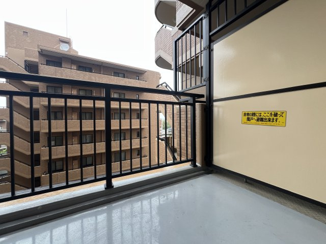全１０棟のビッグコミュニティ☆充実した共用施設も魅力♪お部屋は全室にウォークインクローゼット付きって嬉しくないですか♪な、【港北ニュータウンイオ７番館】リフォームのバルコニー|暖かな日差しのふりそそぐバルコニー