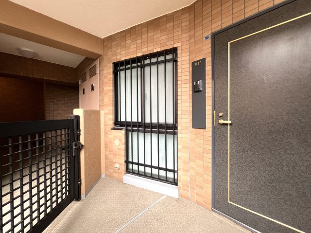 全１０棟のビッグコミュニティ☆充実した共用施設も魅力♪お部屋は全室にウォークインクローゼット付きって嬉しくないですか♪な、【港北ニュータウンイオ７番館】リフォームの玄関|ゆったりとした玄関です