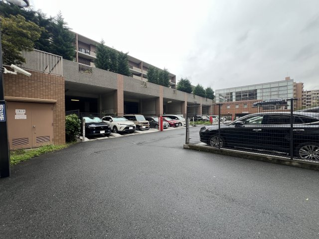 全１０棟のビッグコミュニティ☆充実した共用施設も魅力♪お部屋は全室にウォークインクローゼット付きって嬉しくないですか♪な、【港北ニュータウンイオ７番館】リフォームの駐車場