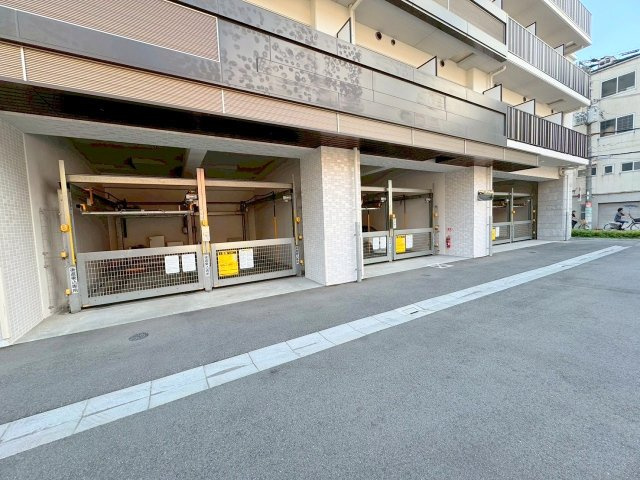 スプランディッド十三本町の駐車場