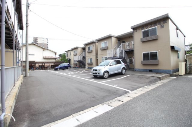 コーポラス西古松B･Cの駐車場