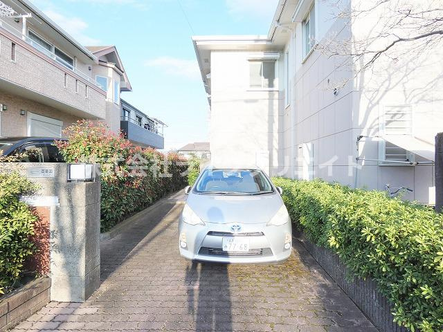 ブリージングタウン百草園の駐車場