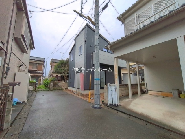 春日部市大枝　新築一戸建ての前面道路含む現地写真