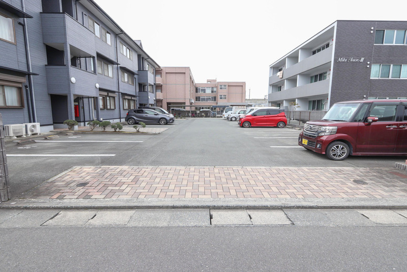 ミカハウスの駐車場|車をお持ちの方に嬉しい駐車場付きの物件です