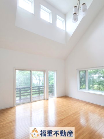 西区生松台2丁目 中古戸建の居間・リビング|リフォーム前画像な為、設備や内装の仕様等はリフォーム後を優先とします。☆輸入住宅ならではの開放的な吹き抜け。