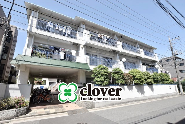 【エントランス】 | 沼袋ニューパールハイツ | お客様を、そして住人を出迎えてくれるマンションのエントランス。ゴミが落ちていないことからも、管理状態の良さや住民の節度の高さが見て取れます。～即日のご見学可能～　お問合せはお気軽にどうぞ。
